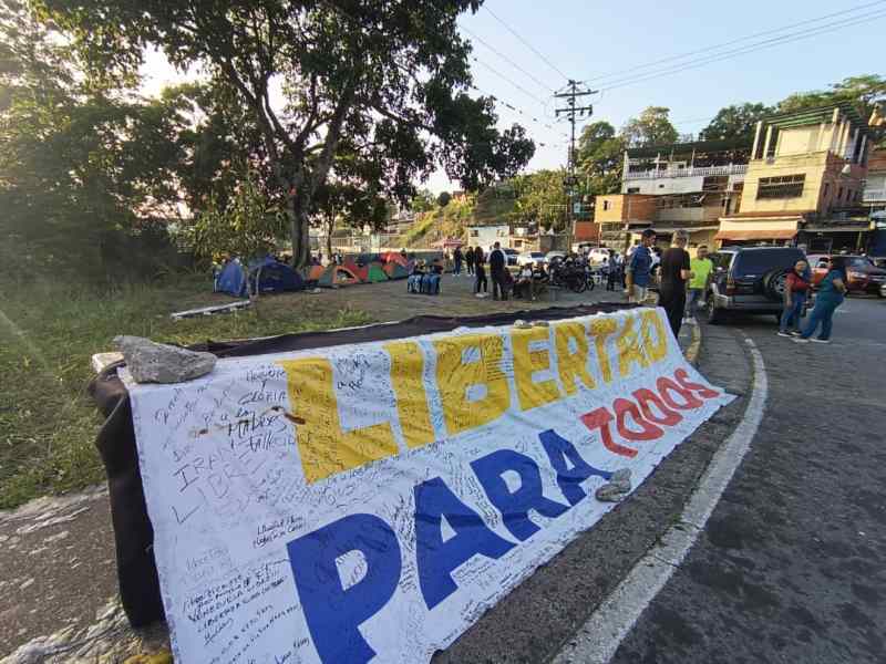 “Esas puertas se van a abrir y voy a ver salir a mi hijo”, dice madre de militar preso en el Rodeo I