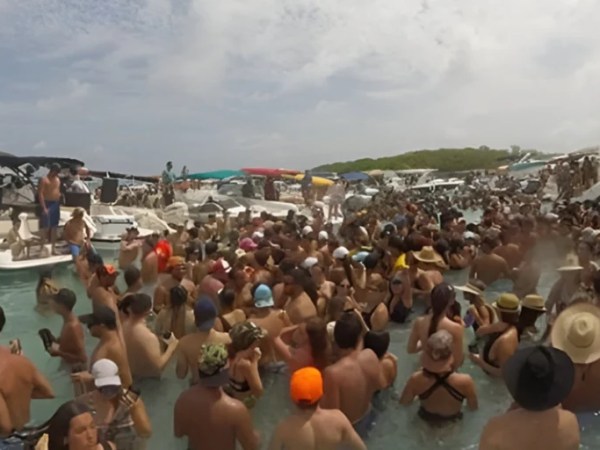 “Tangana” que usaron turistas en Carnaval asfixia a corales y manglares de Morrocoy