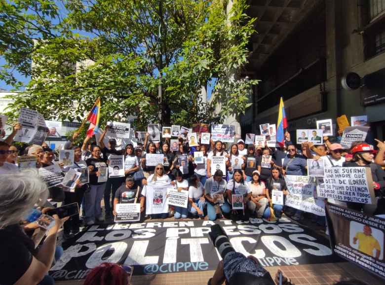 Familiares de presos políticos reclaman su libertad, y participar en la Ley de Amnistía, frente al Palacio de Justicia en Caracas