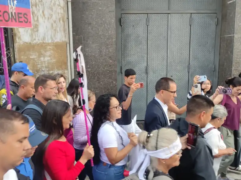 Familiares de presos políticos encaran a diputados para debatir la Ley de Amnistía 