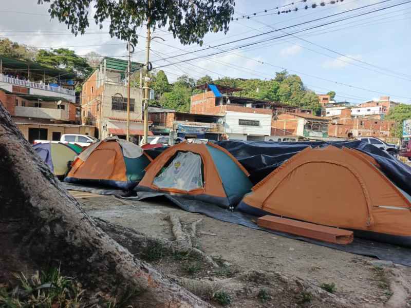 La esperanza sostiene a las familias de presos políticos que aún acampan frente a El Rodeo I
