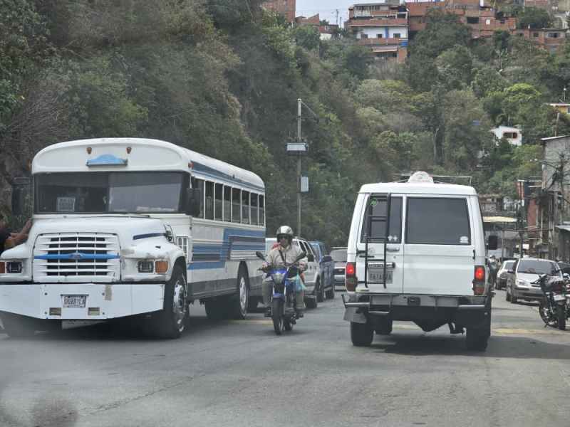Vecinos de El Junquito piden solución ante el caos vial por  14 reductores de velocidad