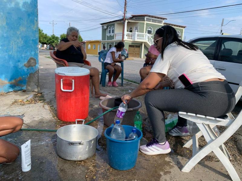 Afectados cargan agua de la playa tras más de 30 días sin servicio en el estado Sucre