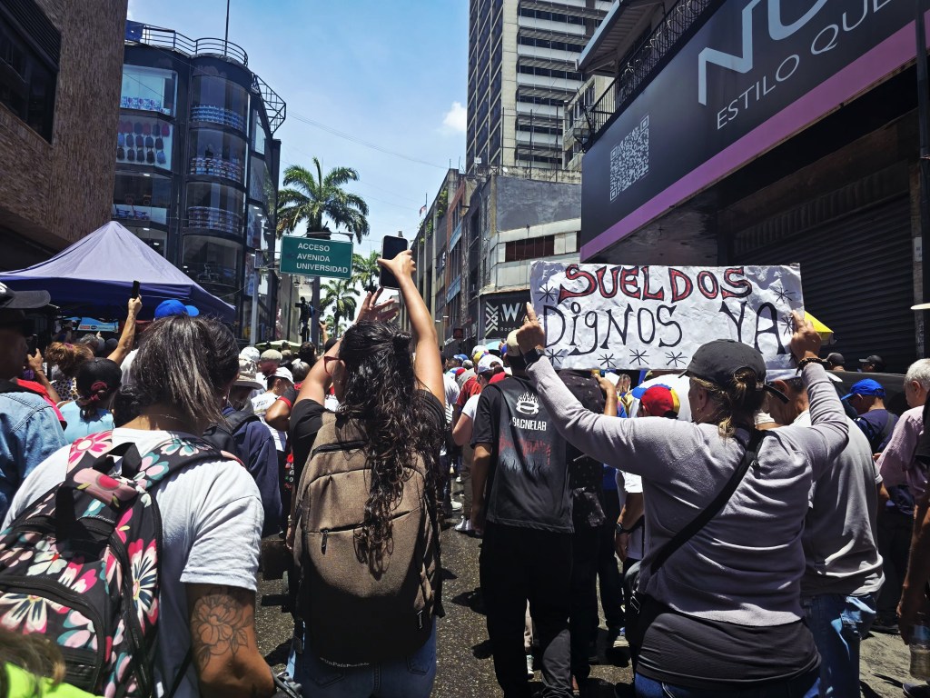 “Si no fuera por mi hijo ya me hubiera muerto”, confiesa maestra que espera aumento salarial