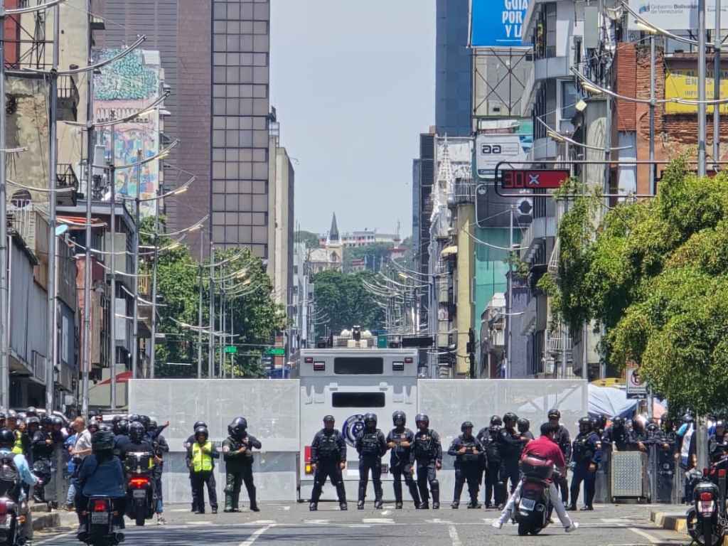 EN FOTOS| Con gas pimienta y piquetes impiden marcha hacia Miraflores por aumento salarial