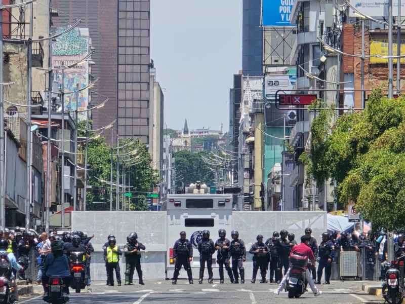 EN FOTOS| Con lacrimógenas y piquetes impiden marcha hacia Miraflores por aumento salarial