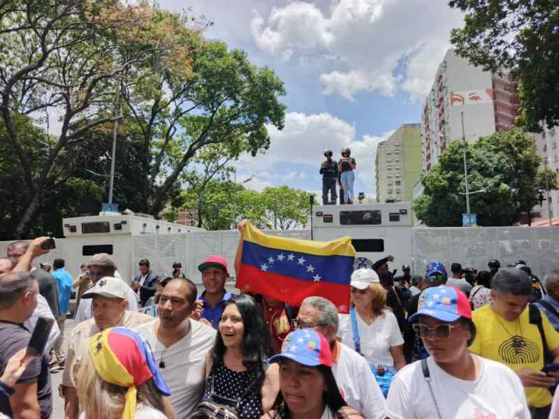 “Nos encerraron como al ganado”: la marcha del #30Abr no pudo avanzar por el imponente cerco policial