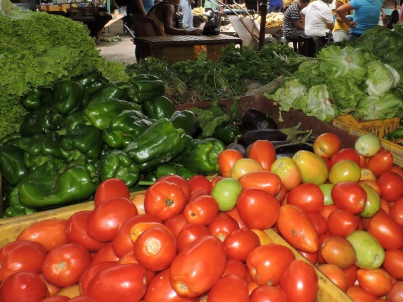 Precios del tomate, la cebolla y el pimentón encarecen las compras en Caracas con alzas de hasta 100 %