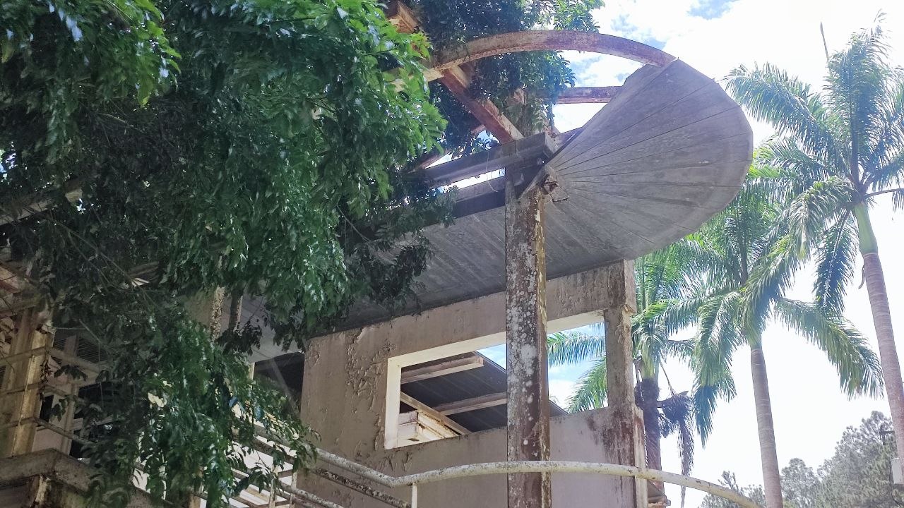 Hongos, techos colapsados y desidia consumen el galpón de biología de la Simón Bolívar