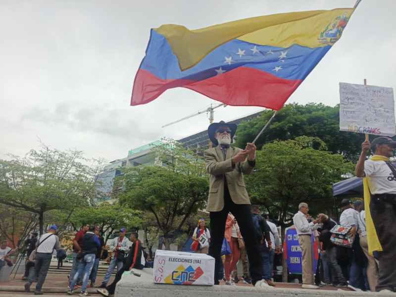 Trabajadores fueron a Embajada de EE. UU. a pedir lo que autoridades venezolanas siguen sin concederles