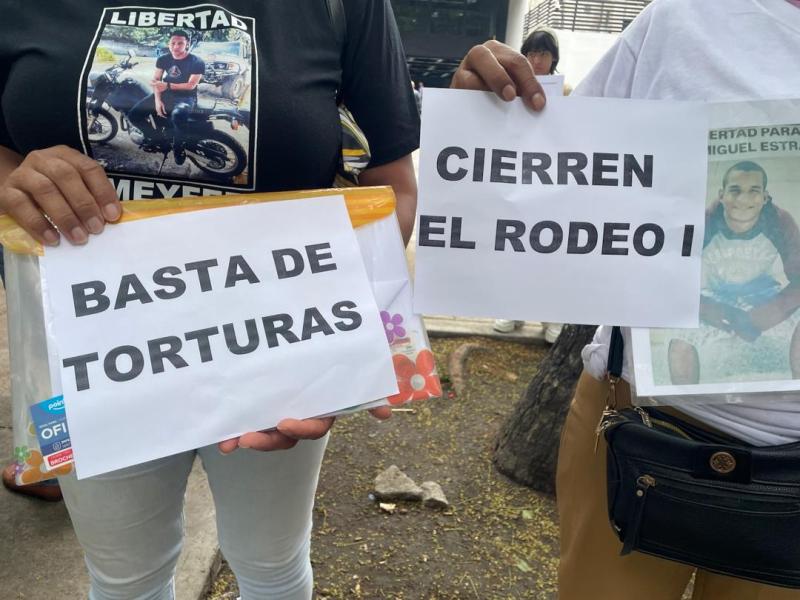 Familiares de presos políticos alertan que son amedrentados por denunciar tratos crueles en Rodeo I