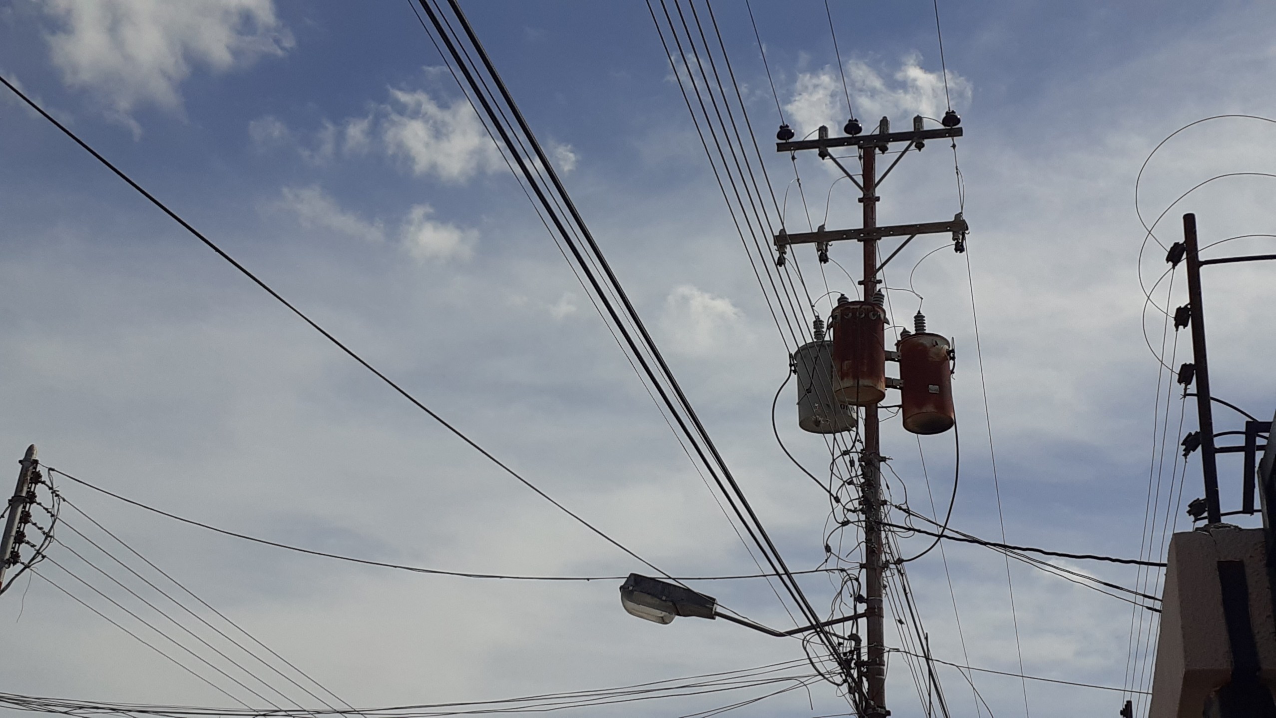 La falta de transformadores y la sobrepoblación en El Callao colapsa el sistema eléctrico