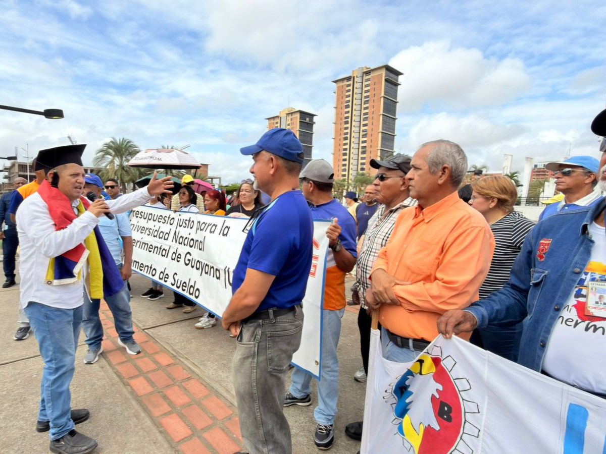 De las aulas a las calles: Docentes universitarios sobreviven del trabajo informal en Bolívar