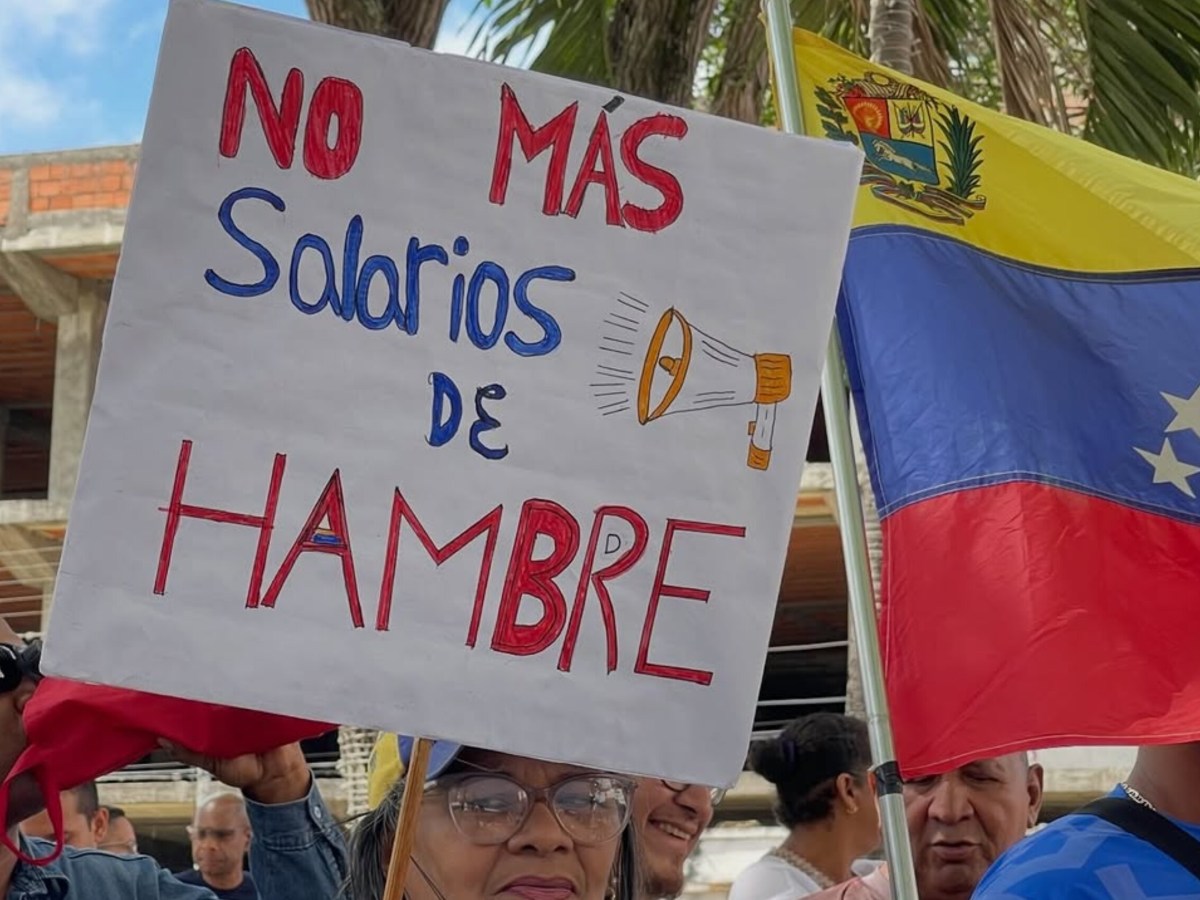 “Lo que depositan de salario mínimo se va en el mantenimiento de la cuenta bancaria”