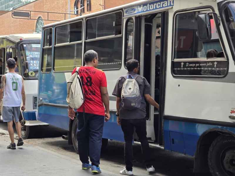 Comisiones bancarias y escasez de efectivo encarecen cada viaje en transporte público en Caracas