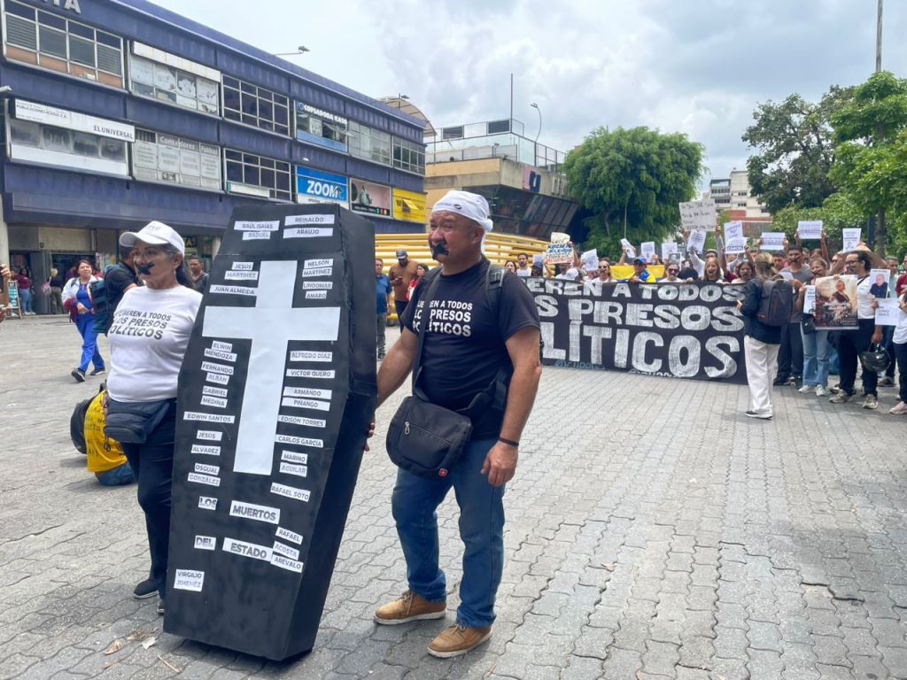 Familiares de presos políticos exigen destitución del ministro para el Servicio Penitenciario 