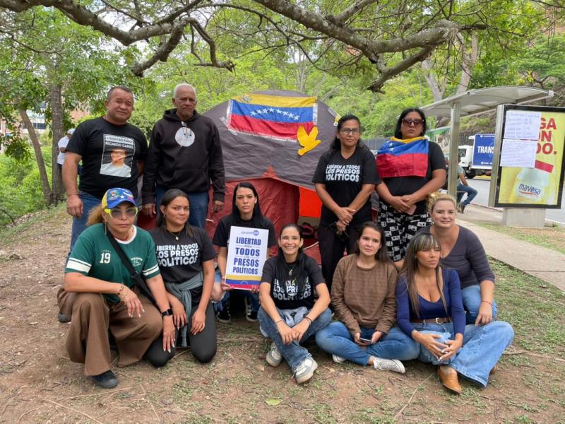 Familiares de presos políticos suman más de 48 horas en vigilia ante la embajada de EE. UU.