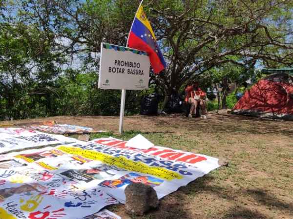 Familiares de presos políticos trasladan sus esperanzas a un campamento fuera de la embajada de EE. UU.