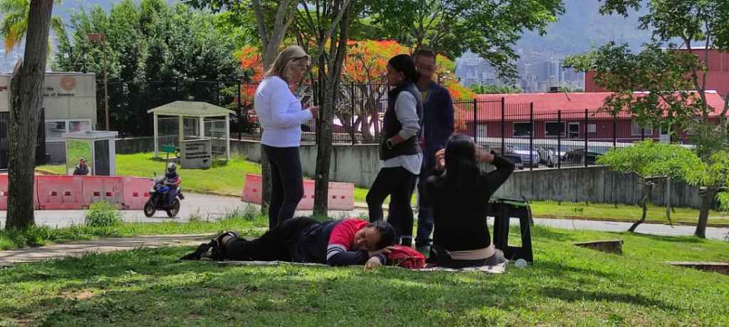 “Pese de las amenazas aquí sigo”, familiares de presos políticos resisten frente a la embajada de EE. UU.