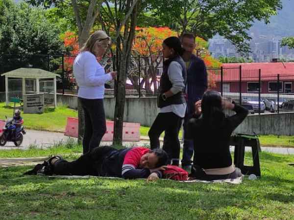 “Pese de las amenazas aquí sigo”, familiares de presos políticos resisten frente a la embajada de EE. UU.