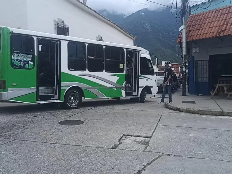 Aumento del pasaje obliga a residentes del páramo a caminar horas para ahorrar en transporte a Mérida