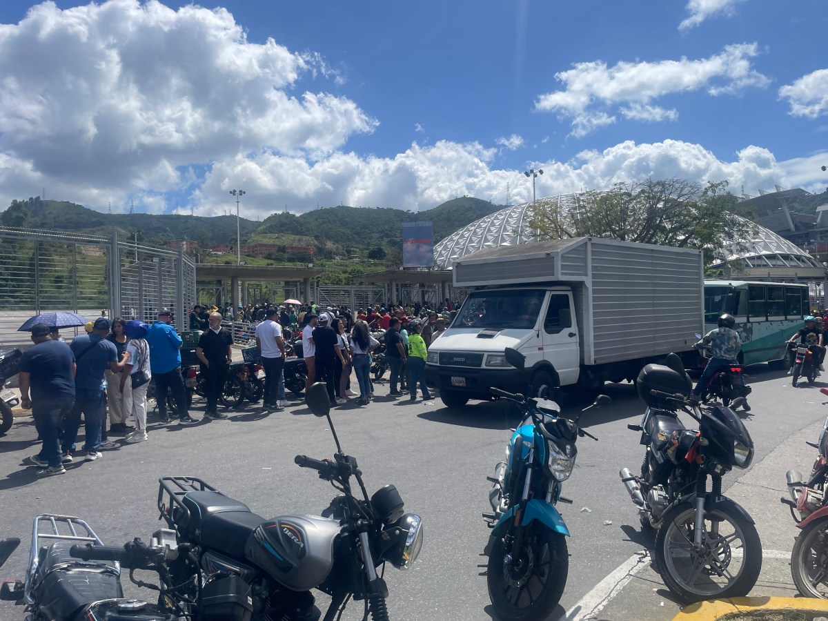 Acreditación de voluntarios avanza con lentitud en el Poliedro de Caracas