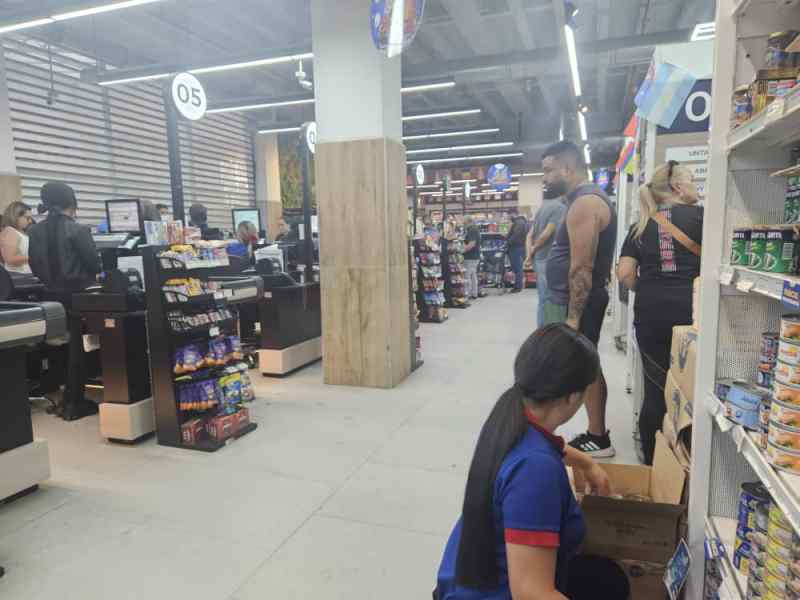 Caraqueños desafiaron el miedo y las réplicas de los terremotos para conseguir comida, agua y medicinas