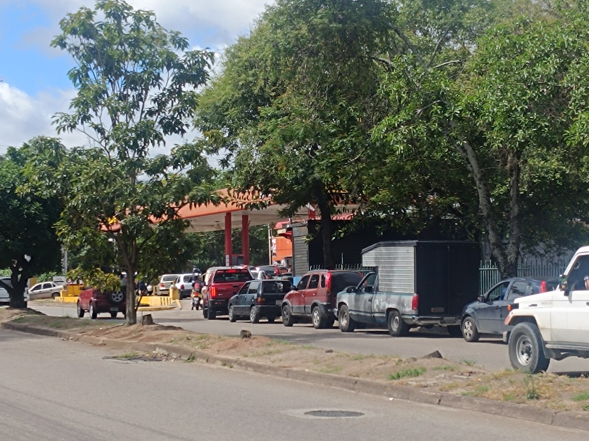 Apagones y falta de suministro reviven colas por escasez de combustible en Táchira