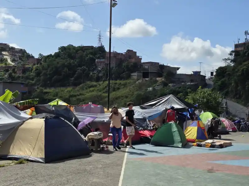 Afectados de El Junquito duermen en carros y carpas ante peligro de nuevos desplomes