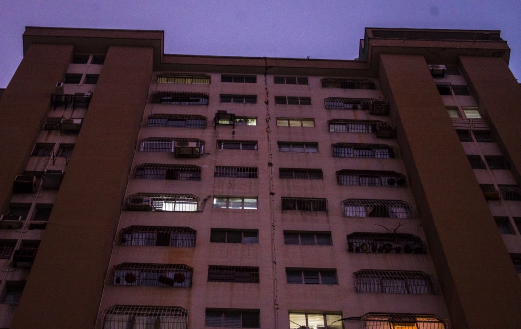 Vecinos heridos y desolados se refugian en plazas tras terremotos que dejaron 13 muertos en Carabobo