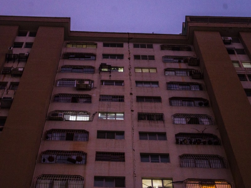 Vecinos heridos y desolados se refugian en plazas tras terremotos que dejaron 13 muertos en Carabobo