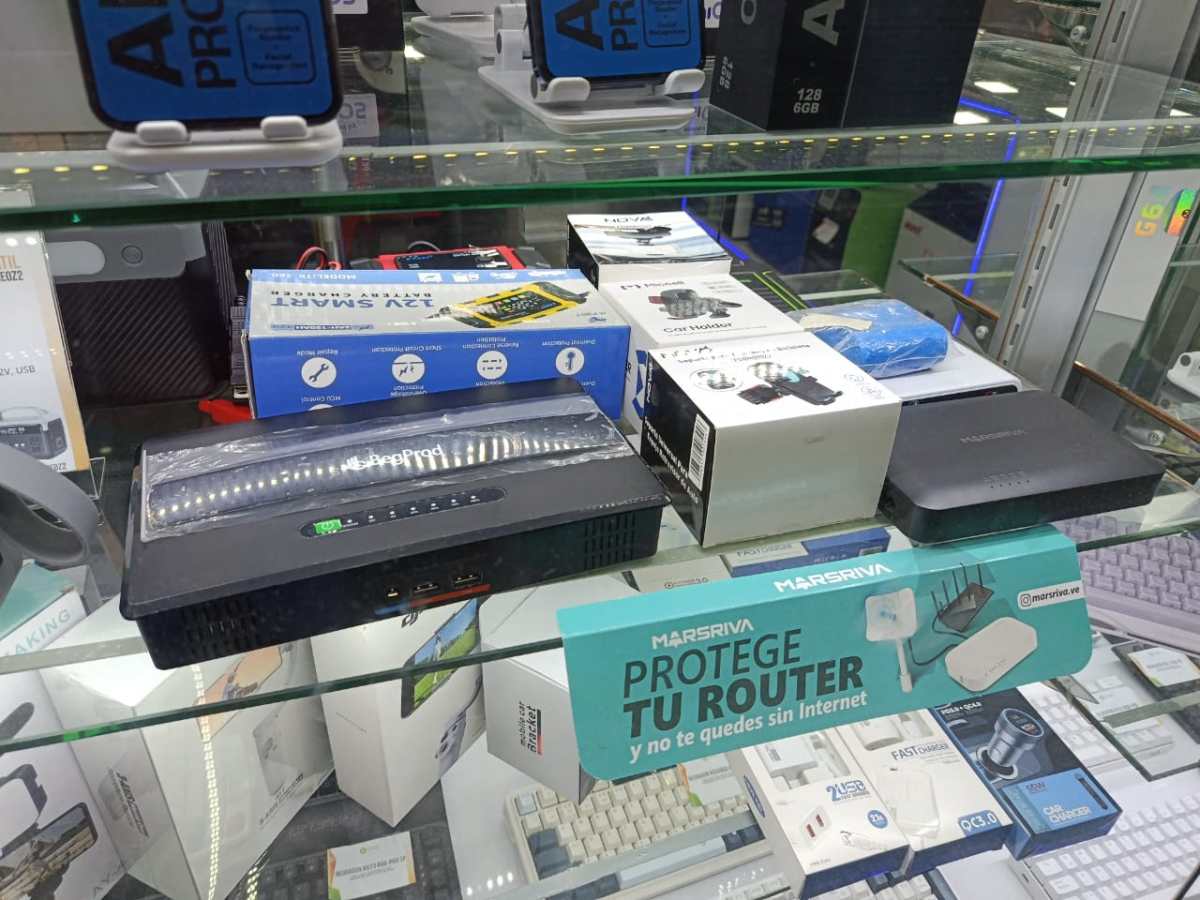 Cortes eléctricos provocan escasez de baterías de emergencia en tiendas de Maracay