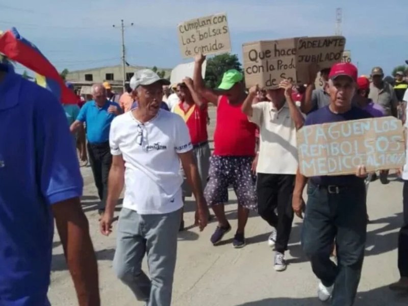 Jubilados cumplen 100 días de huelga en los portones de las Salinas de Araya
