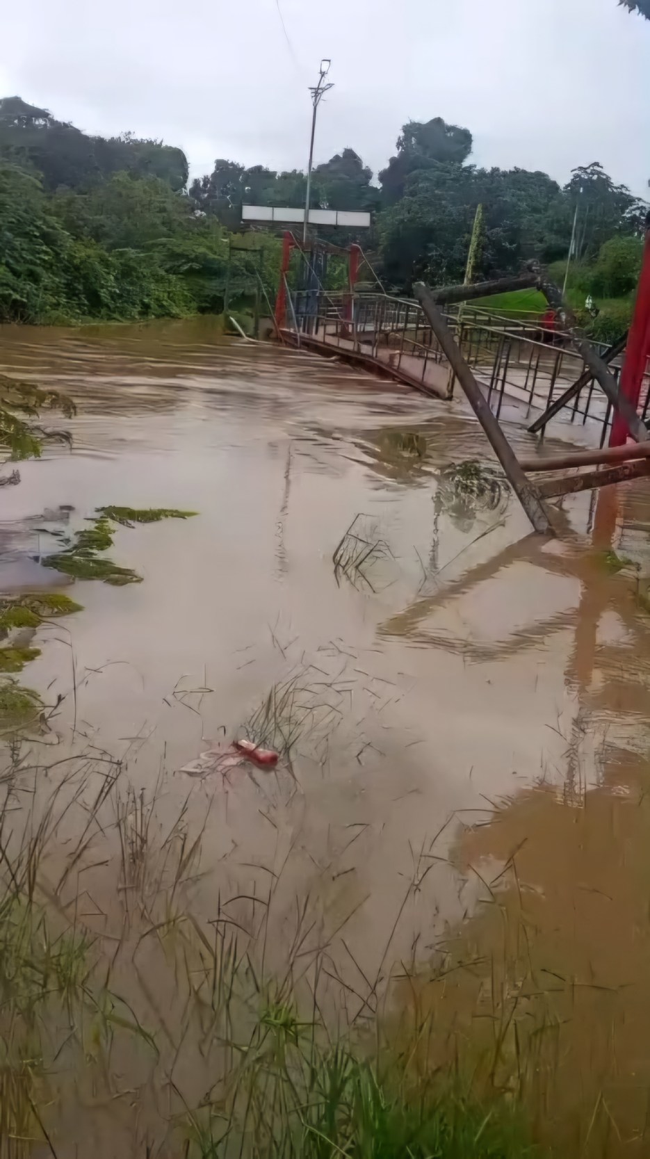 Otras afectaciones 

Por otra parte, el Centro de Comando, Control y Telecomunicaciones VEN 9-1-1 del estado Bolívar reportó una incidencia por inundación en el sector Sabana Linda, en la parroquia Unare de Puerto Ordaz. De acuerdo con el reporte, varias viviendas resultaron afectadas por las lluvias, dejando al menos a 10 personas damnificadas.

Las autoridades mantienen el monitoreo de las zonas vulnerables mientras persisten las condiciones meteorológicas adversas en la entidad.