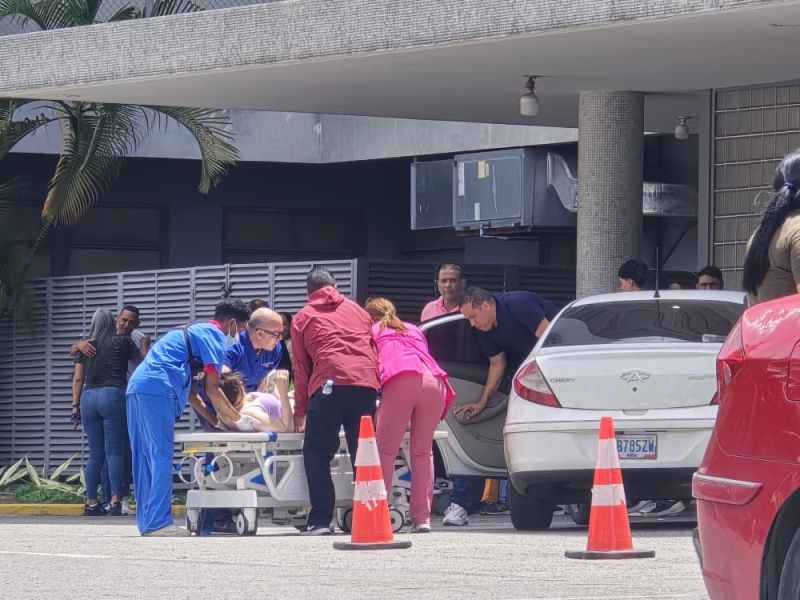 Familias recorren hospitales de Caracas en busca de lesionados y desaparecidos tras terremotos