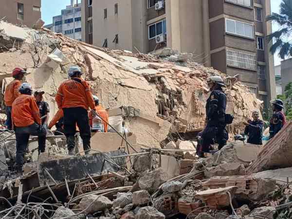 “Sáquenme de aquí”, grita mujer bajo las ruinas del edificio Obelisco de Los Palos Grandes