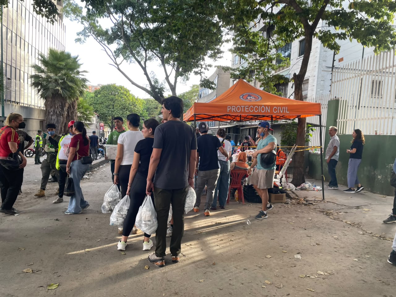 Red de solidaridad se activa para atender a más de 2.900 familias damnificadas por el doble terremoto