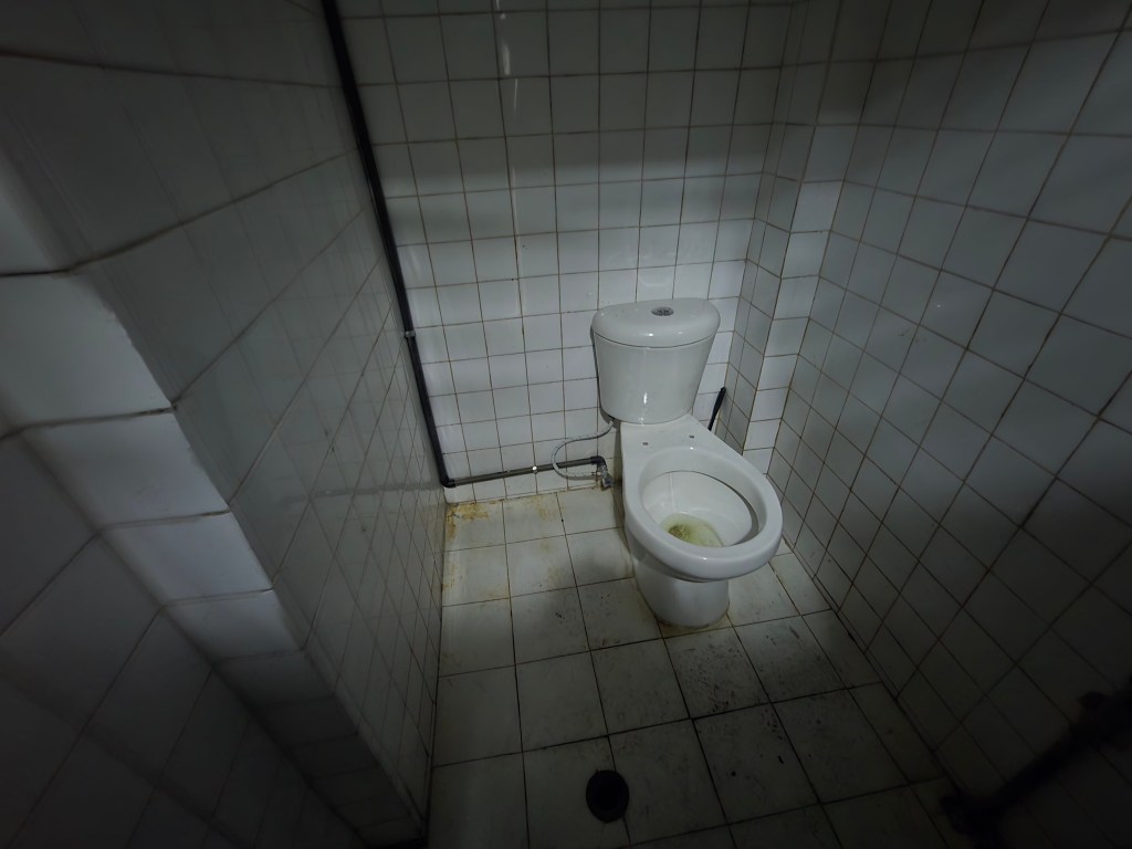 Deterioro de baños persiste en el hospital Vargas pese a trabajos de restauración