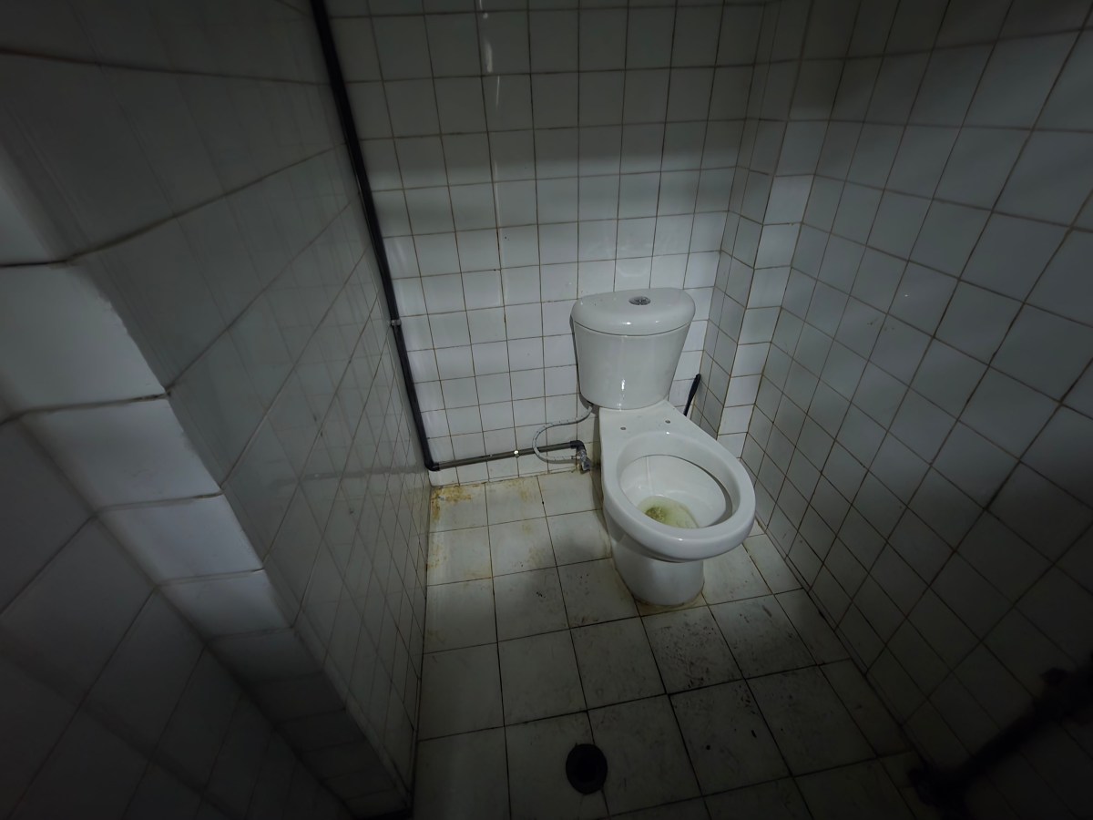 Deterioro de baños persiste en el hospital Vargas pese a trabajos de restauración