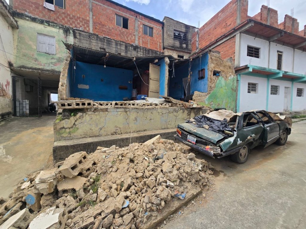 En Carayaca asumieron el retiro de escombros ante el abandono estatal tras los terremotos