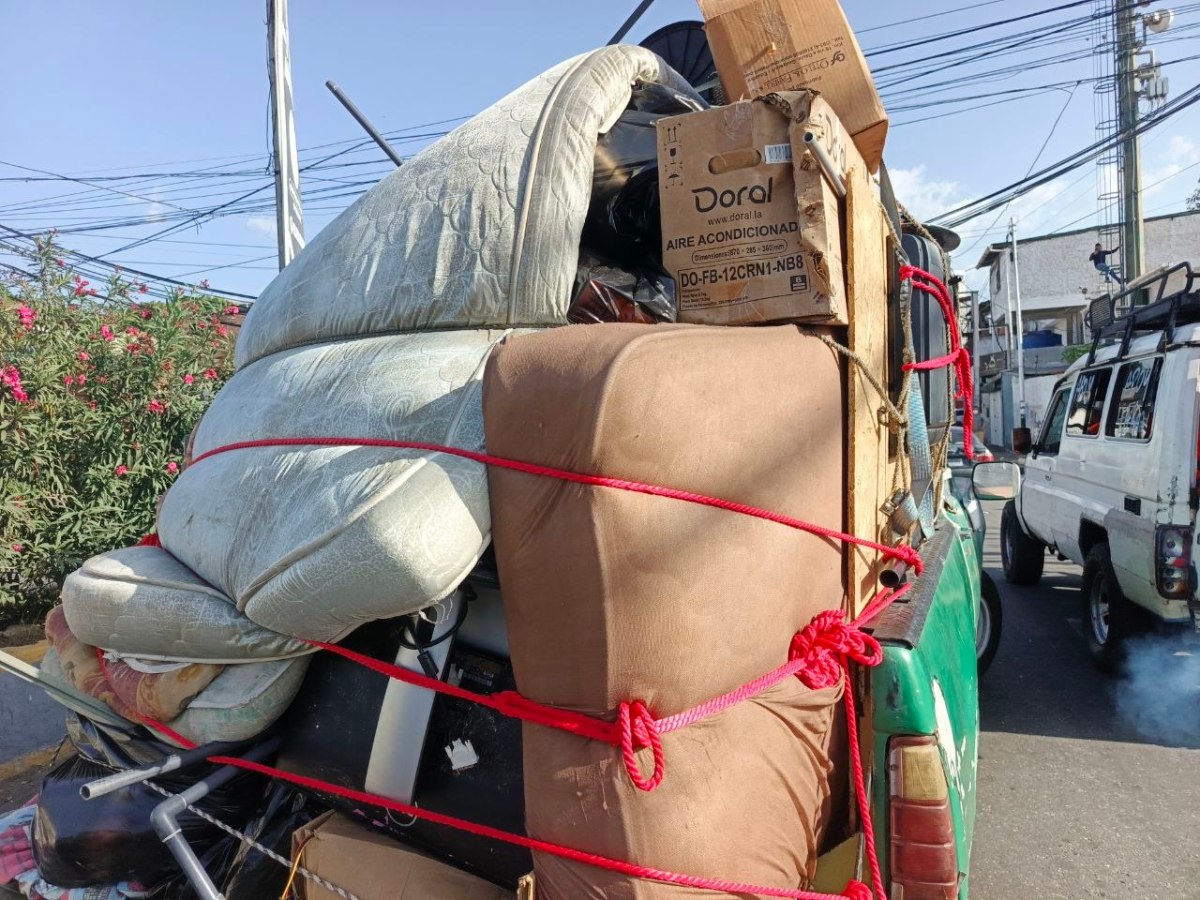 “Sacar lo poco que quedó” es la prioridad de muchos en La Guaira 