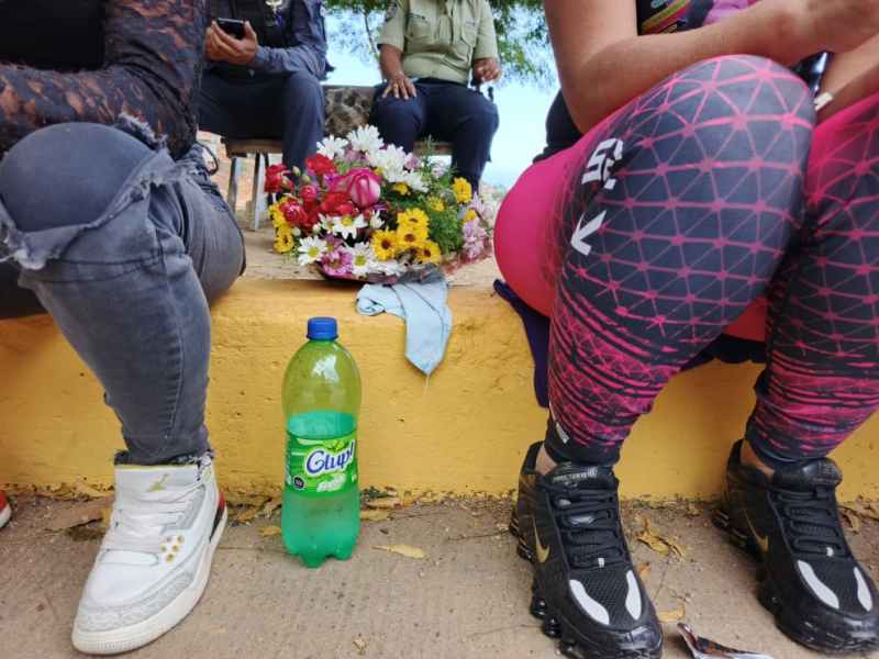 Restricción policial en cementerio de La Guaira aleja a familias de las víctimas de los terremotos