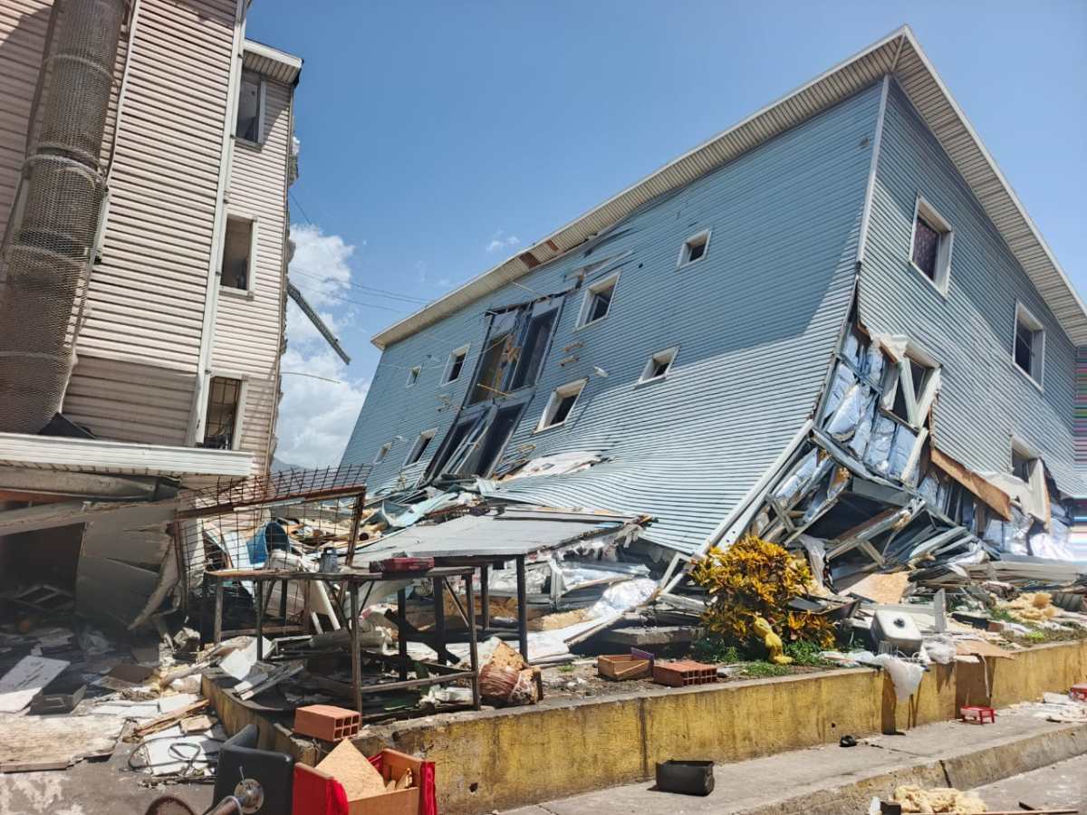 En urbanismo de Catia La Mar los vecinos abrieron metales para sacar a su gente tras los terremotos