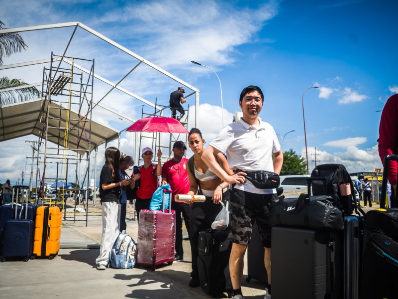 Viajeros madrugan hasta ocho horas para sortear el caos del aeropuerto de Valencia