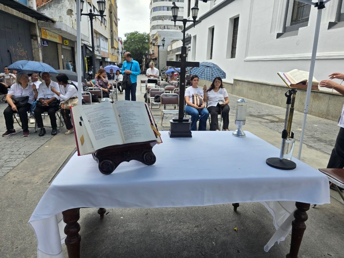 Feligreses de Caracas celebran eucaristías fuera de los templos tras daños por terremotos
