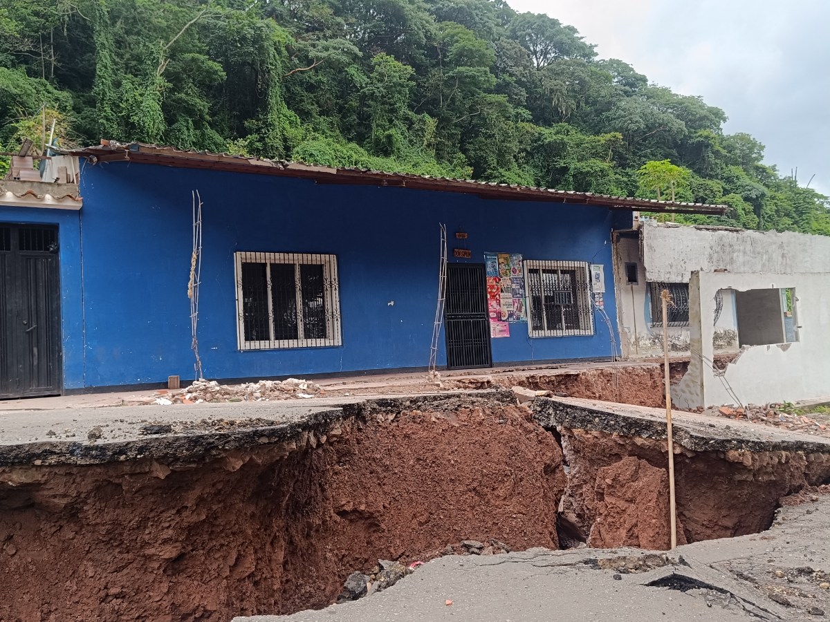 Un socavón de siete metros deja a más de 1300 familias aisladas en Táchira