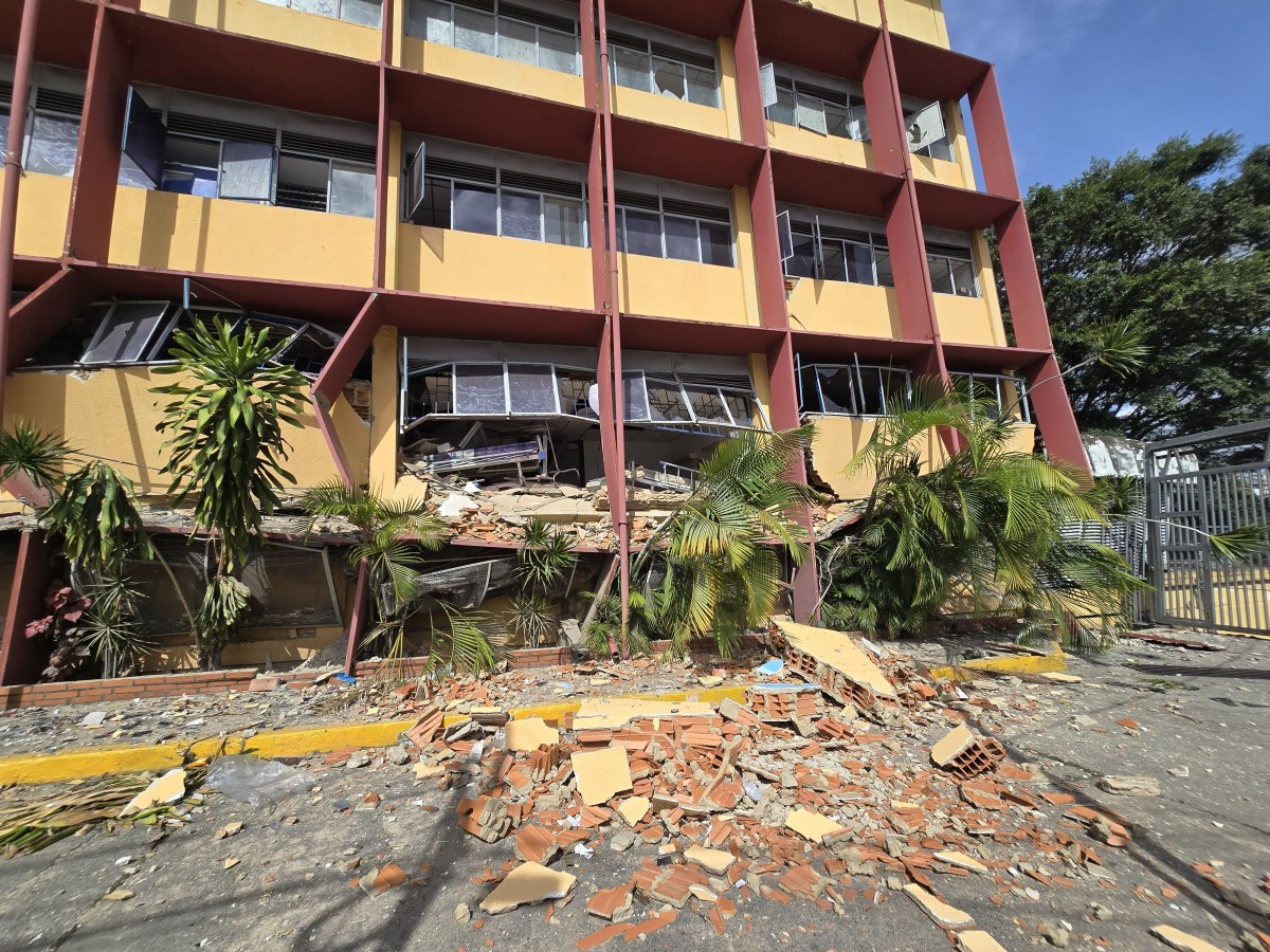 Autoridades restringen acceso y trasladan pacientes en tres hospitales de Caracas por daños sísmicos