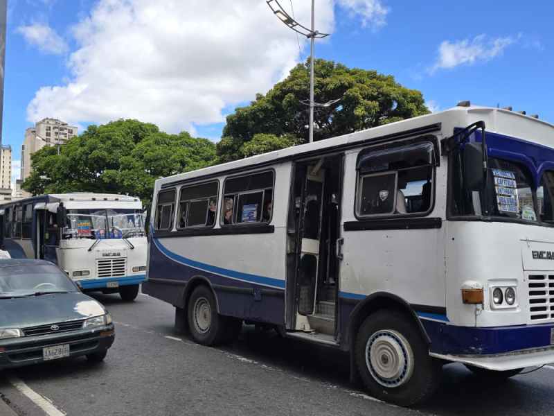 Transportistas trabajan a medias y vacían terminales clave de Caracas por temor a réplicas
