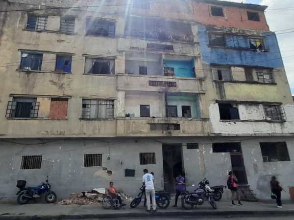 13 familias de La Silsa piden apoyo para reparar su edificio afectado por los terremotos
