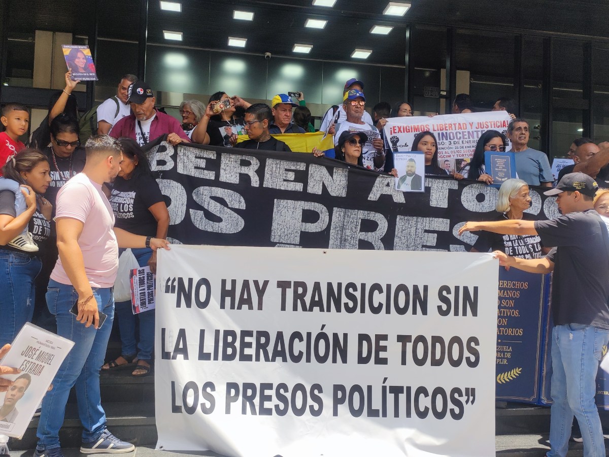 Familiares de presos políticos desafían cerco policial y entregan petitorio en la Cancillería